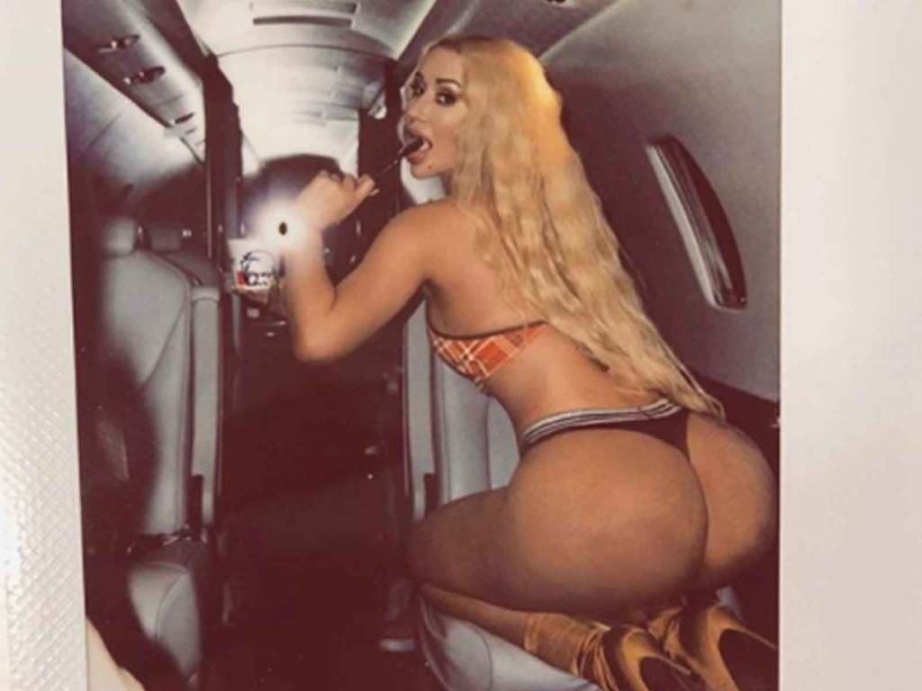 Iggy Azalea ass in thongs