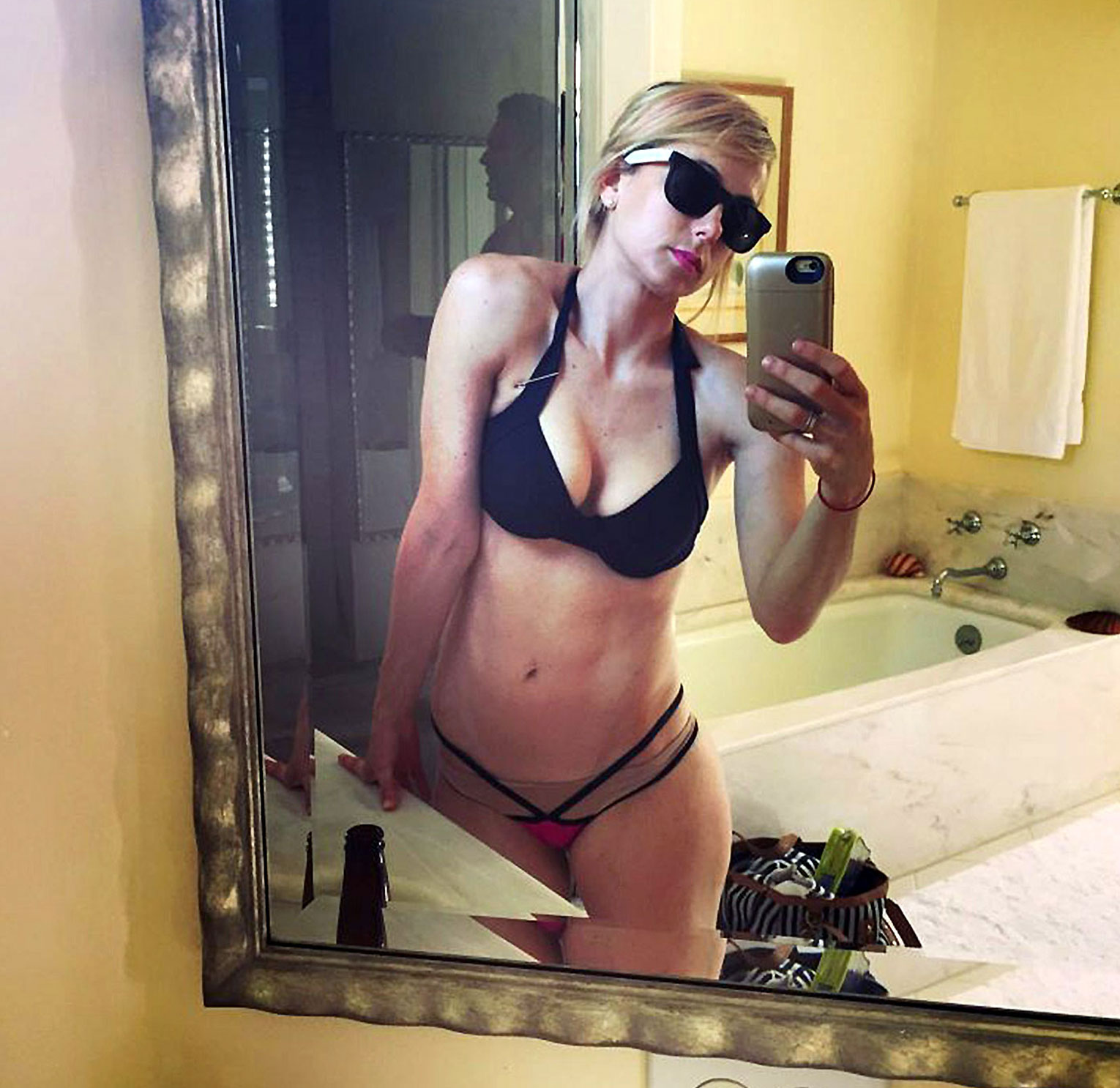 Iliza Shlesinger nude hot leaked 56