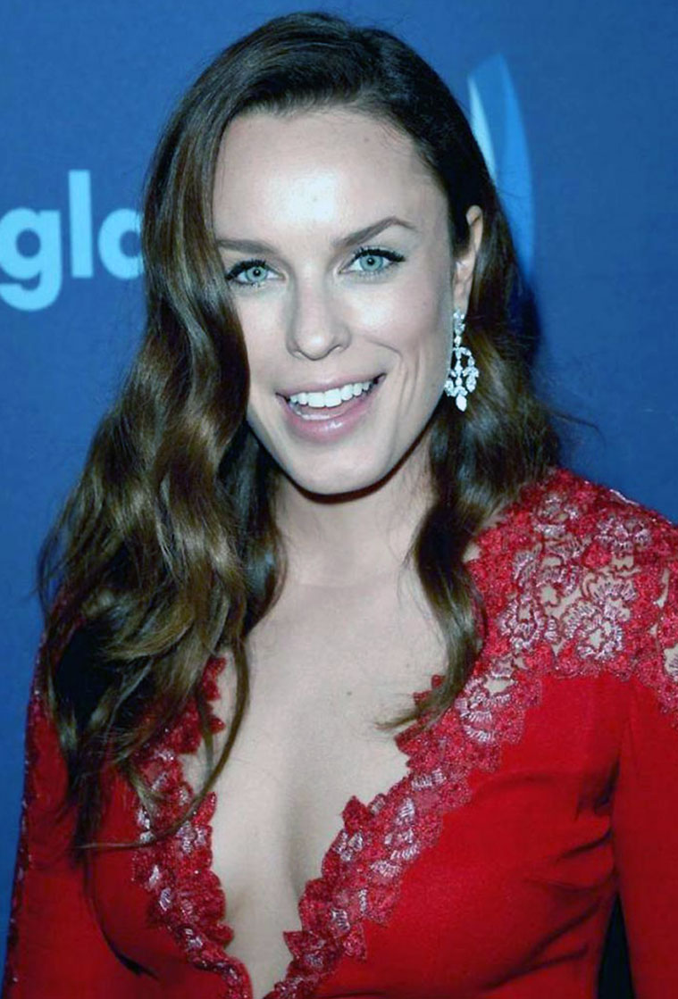 Jessica McNamee naked sexy feet hot nude cleavage100
