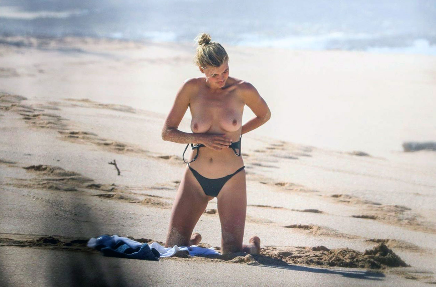 Kelly Rohrbach Sexy Topless and Bikini Photos.