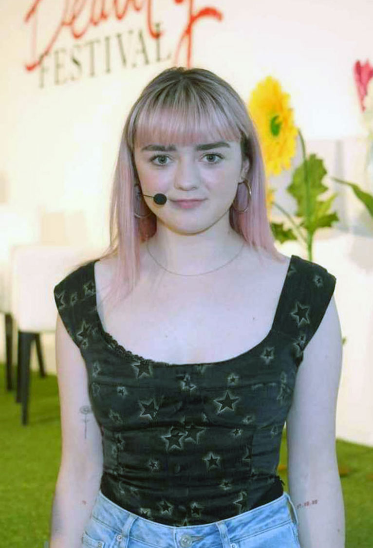 Maisie Williams nude naked sexy topless hot cleavage pussy44