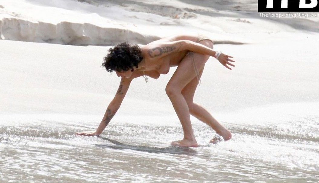 Amy Winehouse nude topless porn sexy bikini feet LeakedDiaries 76