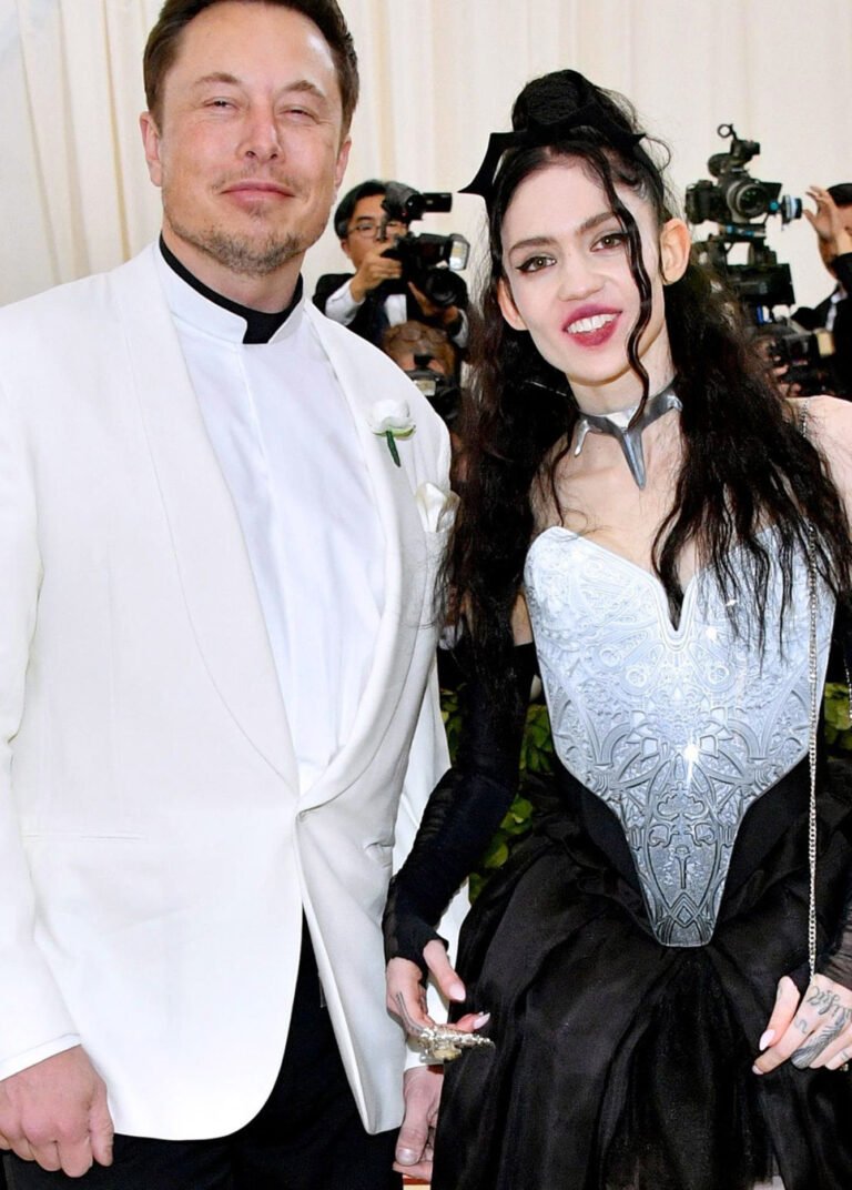 Grimes Topless and Sexy Photos nude – Leaked Diaries