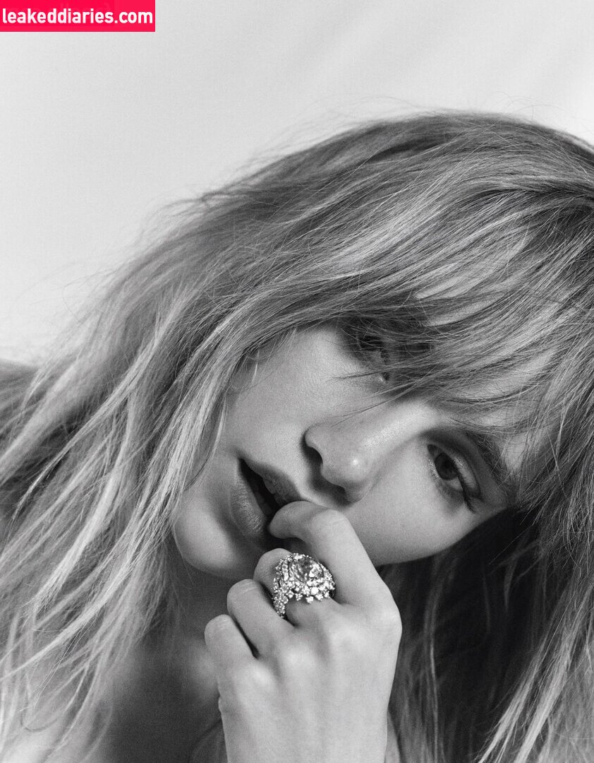 Suki Waterhouse (sukiwaterhouse) photo 112