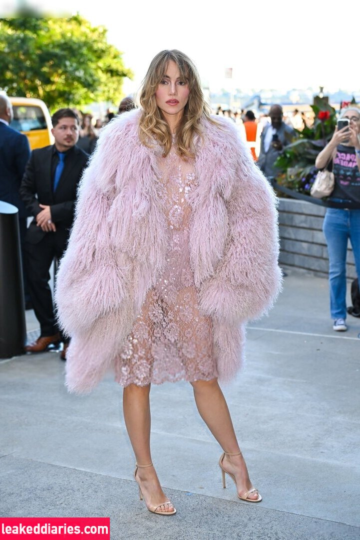 Suki Waterhouse (sukiwaterhouse) photo 21