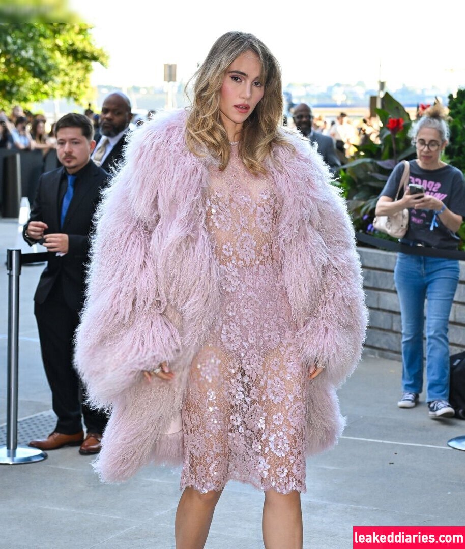 Suki Waterhouse (sukiwaterhouse) photo 22