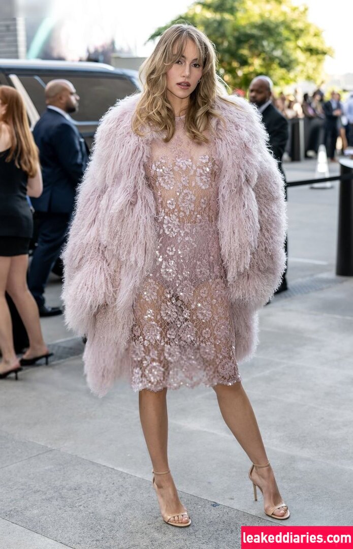 Suki Waterhouse (sukiwaterhouse) photo 27